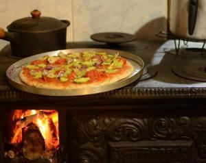 a pizza sitting on top of an oven at Ecoturismo Tripuí in Aiuruoca