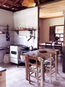 a kitchen with a table and a stove at Ecoturismo Tripuí in Aiuruoca