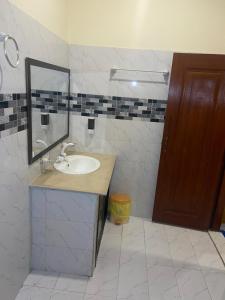 LiāquatpurにあるMughal E Azam Hotelの洗面台と鏡のあるバスルーム