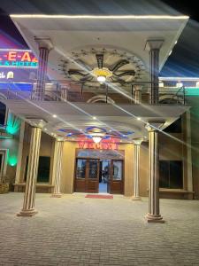 LiāquatpurにあるMughal E Azam Hotelの柱と看板が並ぶ大きな建物