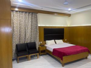Säng eller sängar i ett rum på Mughal E Azam Hotel