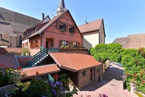 una casa con techos de tejas rojas en una ciudad en S'Harzala Vert bis en Bergheim