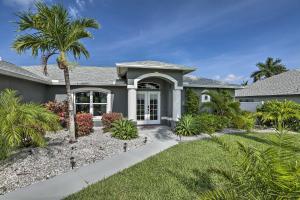 Afbeelding uit fotogalerij van Canalfront Cape Coral Escape with Private Pool! in Cape Coral