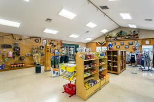 Ein Laden mit vielen Gegenständen auf den Regalen in der Unterkunft Drummer Boy Camping Resort in Gettysburg + 6 Fotos