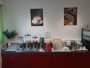 Utensilios para hacer té y café en Nyon Hostel