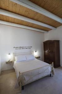 a bedroom with a bed with a wooden ceiling at B&b Casina Il Mandorlo in Nardò