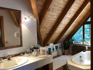 A bathroom at Charmantes Bauernhaus in erhöhter Aussichtslage