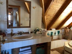 A bathroom at Charmantes Bauernhaus in erhöhter Aussichtslage Még 23 kép