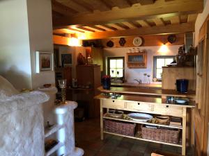 A kitchen or kitchenette at Charmantes Bauernhaus in erhöhter Aussichtslage