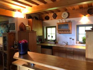 A kitchen or kitchenette at Charmantes Bauernhaus in erhöhter Aussichtslage
