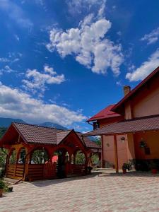 博爾沙的住宿－Vila Victoria，一座建筑,设有凉亭,享有蓝色的天空
