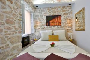 Postel nebo postele na pokoji v ubytování Corfu Cathedral Studio