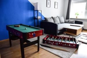 sala de estar con mesa de billar y sofá en Haus mit 3 Apartments im Zentrum von Rostock, en Rostock
