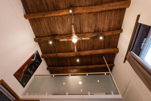 een kamer met houten wanden en een glazen plafond bij Casa Materdei in Napels +40 foto's
