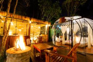 aented deck with a wooden table and a tent at Chale Luiz in Santo Antônio do Pinhal