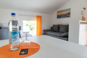 una botella de agua en una bandeja de madera sobre una mesa en Boardinghouse Kastanienring en Reichertshausen