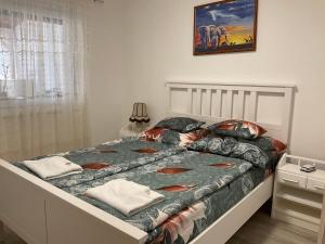 מיטה או מיטות בחדר ב-Jarmila Vendégház