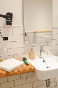 La salle de bains est pourvue d'un lavabo et d'un miroir. dans l'établissement Anima Franca Bed and breakfast, à Greve in Chianti