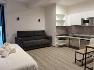 sala de estar con cama y sofá en Kabialde Apartamentuak, en Zarautz