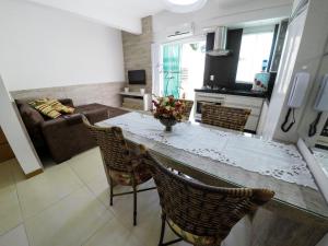 cocina y sala de estar con mesa y sillas en A195 - Ed. Giardino D'Itália, apto térreo, en Bombinhas