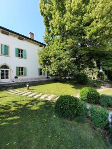 Foto dalla galleria di Montresora, villa con piscina privata tra il Lago di Garda e Verona a Sona