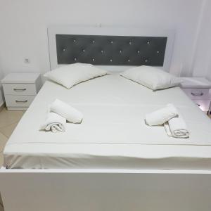 Posteľ alebo postele v izbe v ubytovaní Ylli Mance Apartments