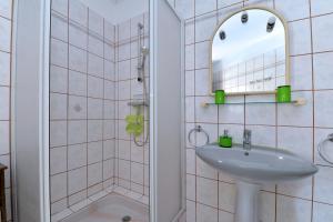 a bathroom with a sink and a shower at S'Harzala Vert bis in Bergheim