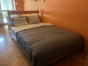 ヴロツワフにあるBlue River - Plac Legionowの部屋の隅のベッド