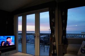 Sjónvarps- og/eða afþreyingartæki á The best views on site. Haven Reighton Sands Filey
