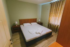 Postel nebo postele na pokoji v ubytování vila shengjin