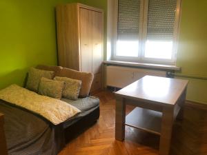 ヴロツワフにあるBlue River - Plac Legionowのソファとテーブルのあるリビングルーム