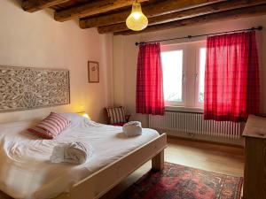 1 dormitorio con 1 cama con 2 toallas en AGRITURISMO MODOLO Belluno Dolomiti, en Belluno