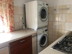 ヴロツワフにあるBlue River - Plac Legionowのキッチン(洗濯機、洗濯機、乾燥機付)