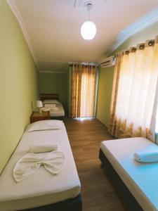 Postel nebo postele na pokoji v ubytování vila shengjin