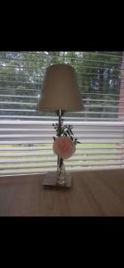 eine Lampe auf einem Tisch vor einem Fenster in der Unterkunft Mini-Bungalow in Delmenhorst