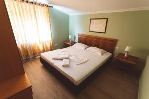 Postel nebo postele na pokoji v ubytování vila shengjin