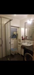 a bathroom with a shower and a toilet and a sink at Mini-Bungalow in Delmenhorst