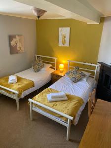 מיטה או מיטות בחדר ב-The Angel Inn Stourport