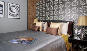Postel nebo postele na pokoji v ubytování Boracay Suites