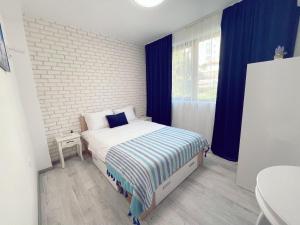 um pequeno quarto com uma cama e uma janela em Joanna’s home em Veliko Tŭrnovo