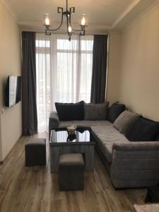 salon z kanapą i stołem w obiekcie Gonio - Stumari Apartaments w mieście Gonio