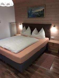 Łóżko lub łóżka w pokoju w obiekcie Gästehaus Birkenheim