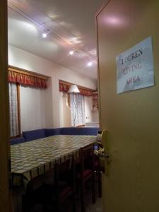 uma sala de jantar com uma mesa e um sinal na porta em Chalet Helen em Arabba