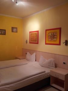 A bed or beds in a room at Chalet Helen
