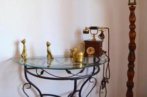 阿爾比的住宿－Comme chez Mamie，一张带时钟和灯笼的玻璃桌