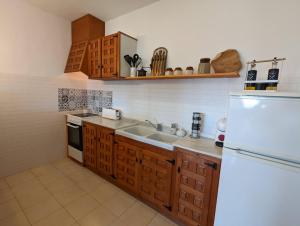 a kitchen with a sink and a refrigerator at PRECIOSA CASA PARA 5 PERSONAS CERCA DE MORAIRA. RACÓ DE LLEVANT. LIVE IT COSTABLANCA in Moraira