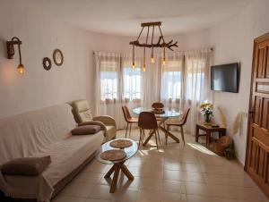 Televízia a/alebo spoločenská miestnosť v ubytovaní PRECIOSA CASA PARA 5 PERSONAS CERCA DE MORAIRA. RACÓ DE LLEVANT. LIVE IT COSTABLANCA