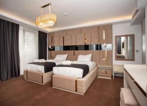 - une chambre avec 2 lits et un lustre dans l'établissement Pelit Park Hotel, à Trabzon