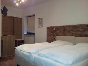 A bed or beds in a room at Chalet Helen