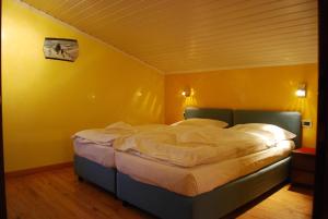 A bed or beds in a room at Chalet Helen